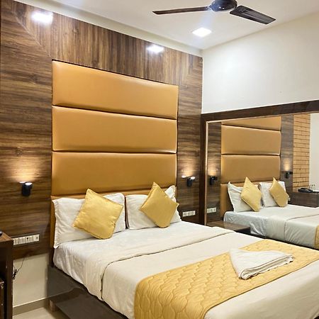 Hotel Blue Wellington - Near Mumbai Airport ภายนอก รูปภาพ