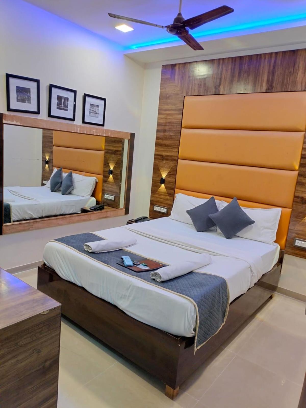 Hotel Blue Wellington - Near Mumbai Airport ภายนอก รูปภาพ