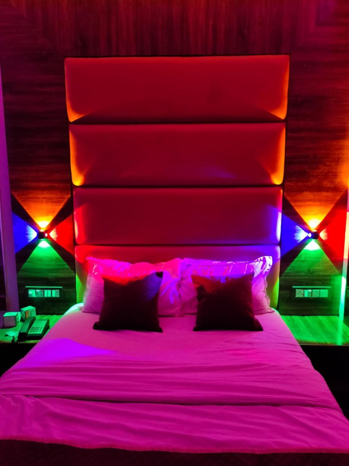 Hotel Blue Wellington - Near Mumbai Airport ภายนอก รูปภาพ