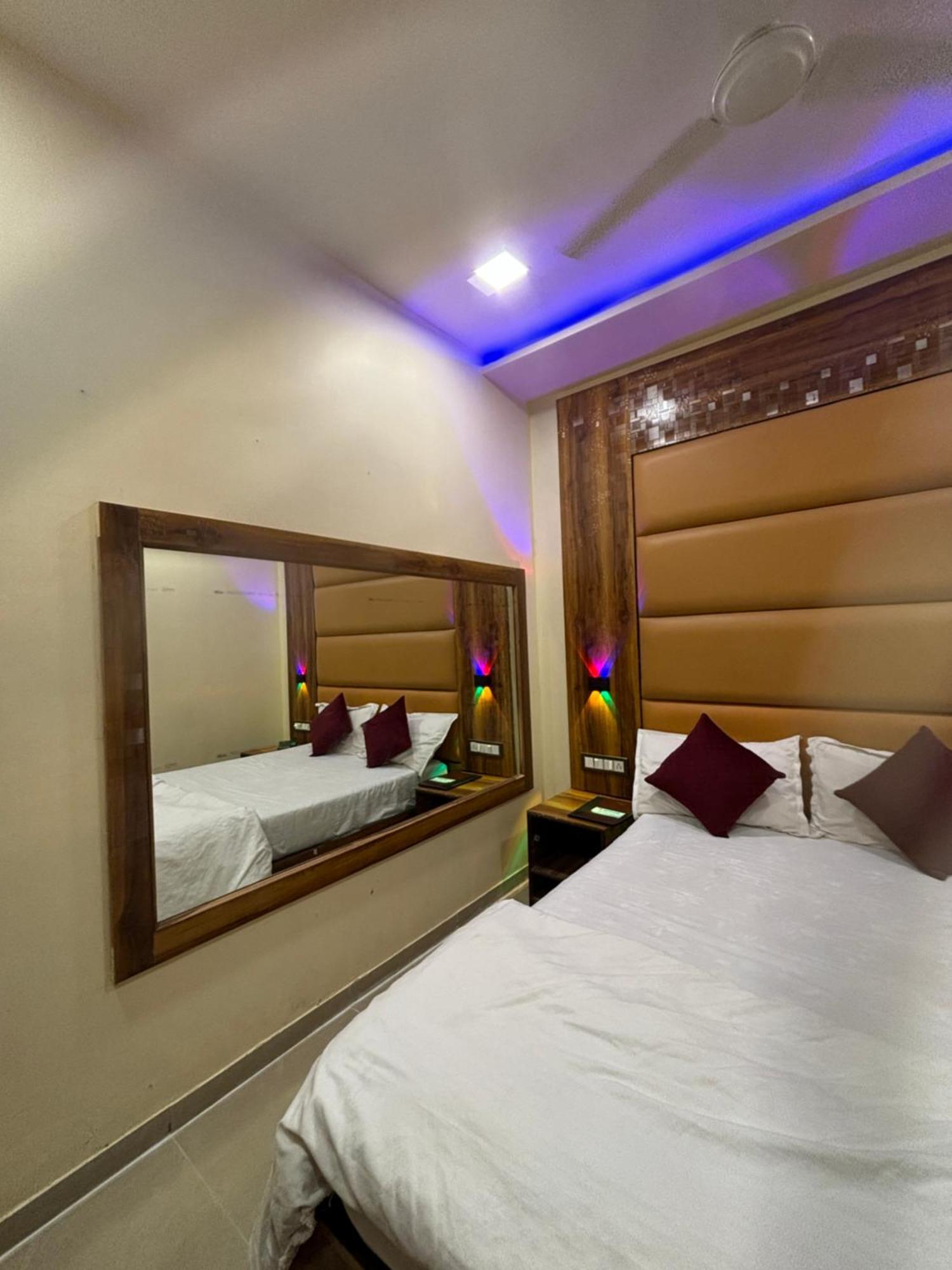 Hotel Blue Wellington - Near Mumbai Airport ภายนอก รูปภาพ