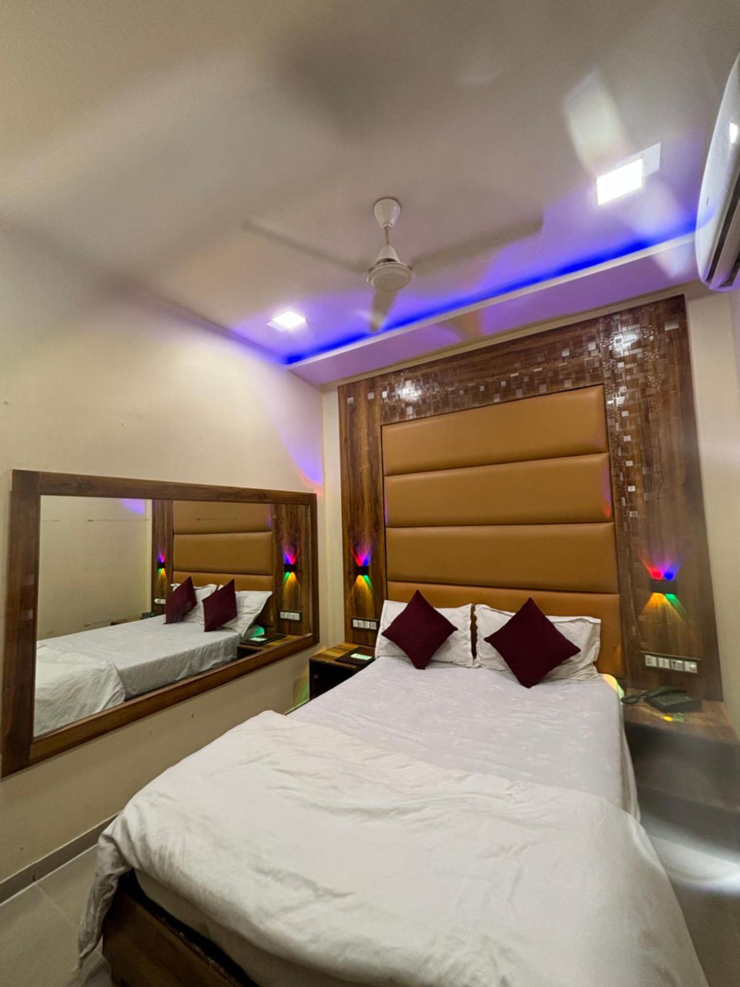 Hotel Blue Wellington - Near Mumbai Airport ภายนอก รูปภาพ
