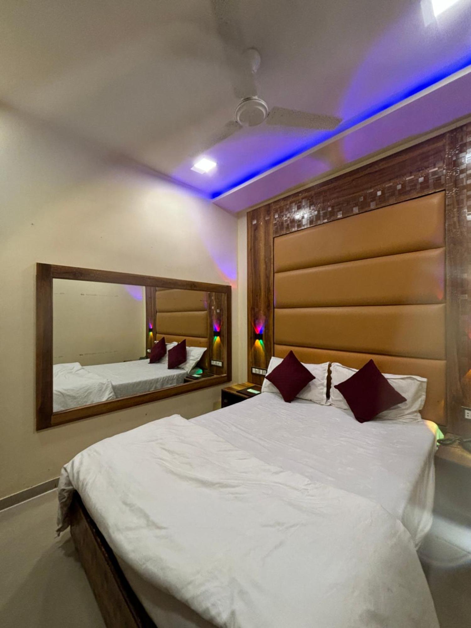 Hotel Blue Wellington - Near Mumbai Airport ภายนอก รูปภาพ