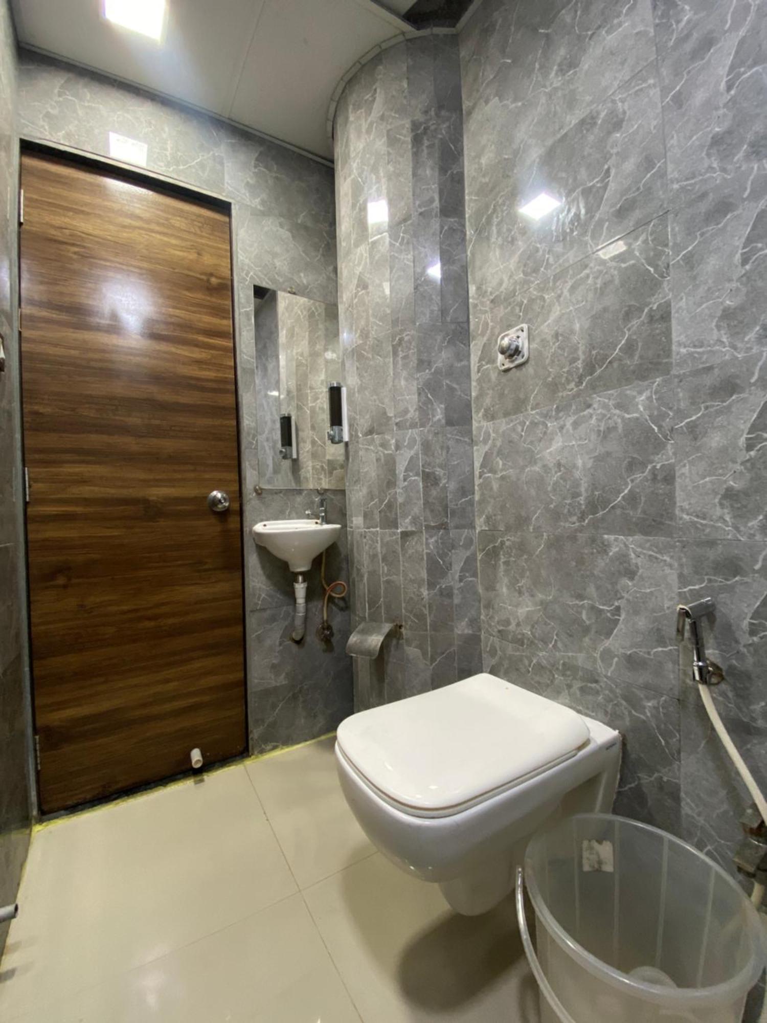 Hotel Blue Wellington - Near Mumbai Airport ภายนอก รูปภาพ