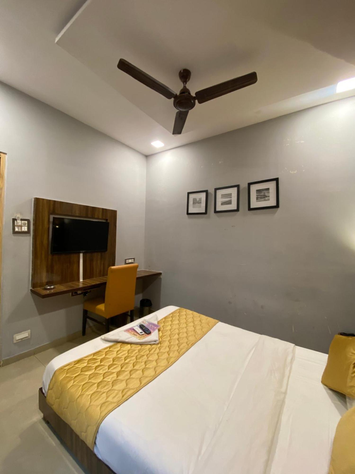 Hotel Blue Wellington - Near Mumbai Airport ภายนอก รูปภาพ