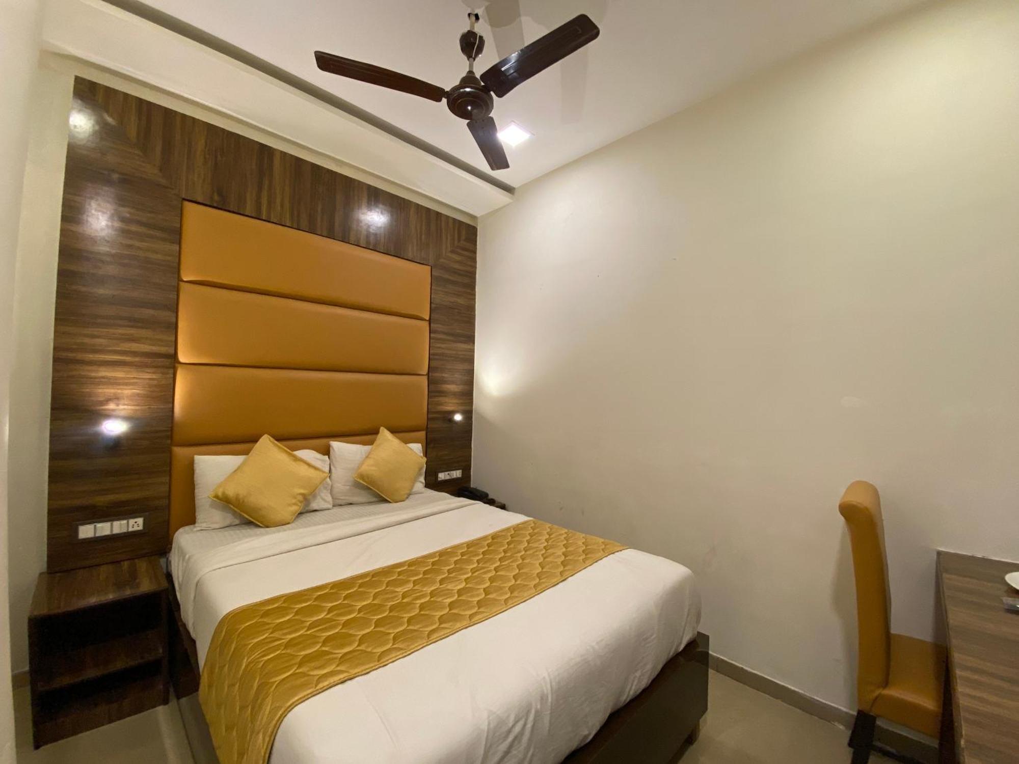 Hotel Blue Wellington - Near Mumbai Airport ภายนอก รูปภาพ