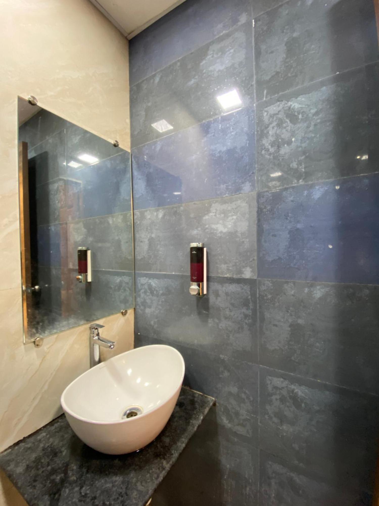 Hotel Blue Wellington - Near Mumbai Airport ภายนอก รูปภาพ