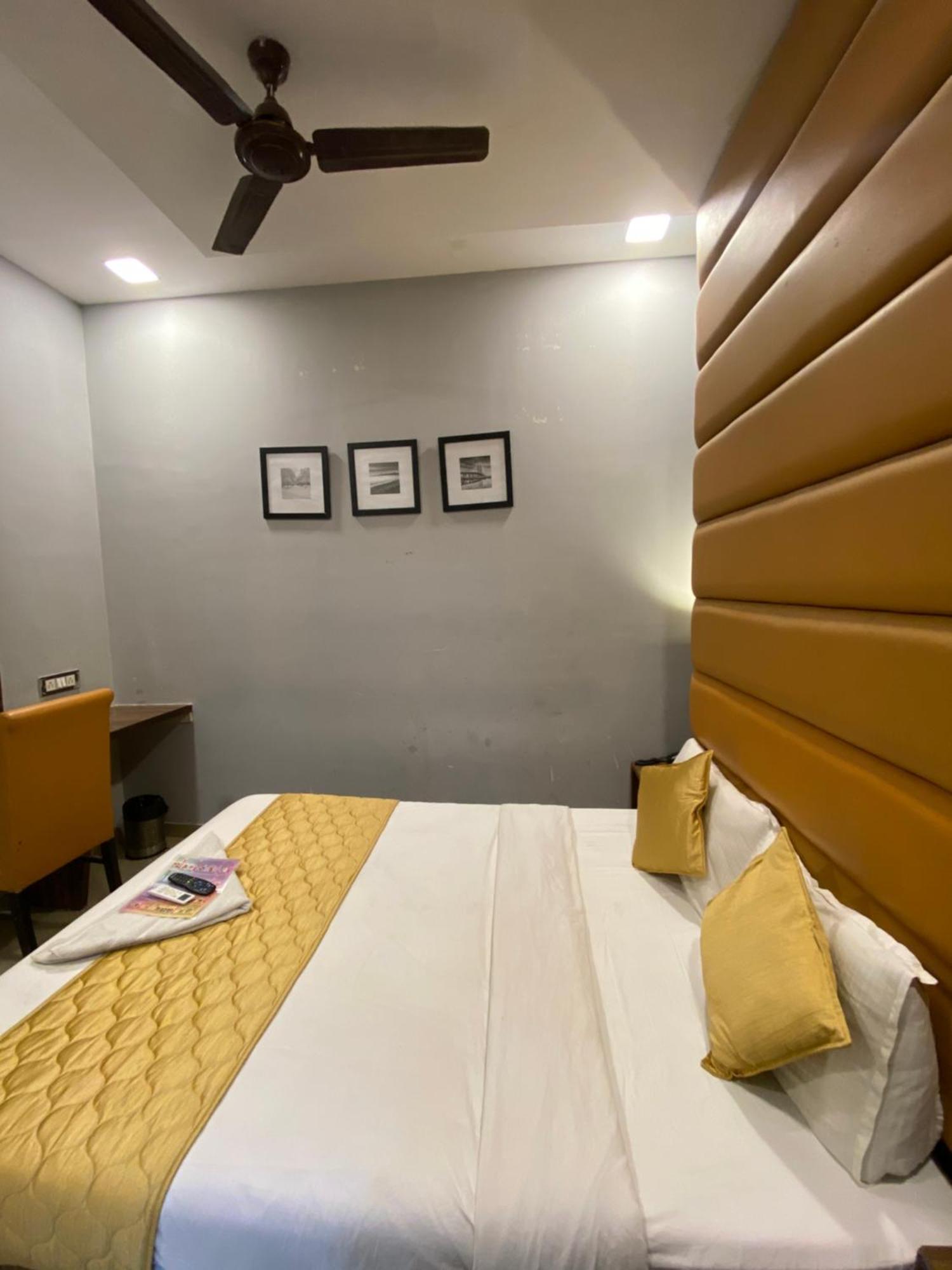Hotel Blue Wellington - Near Mumbai Airport ภายนอก รูปภาพ