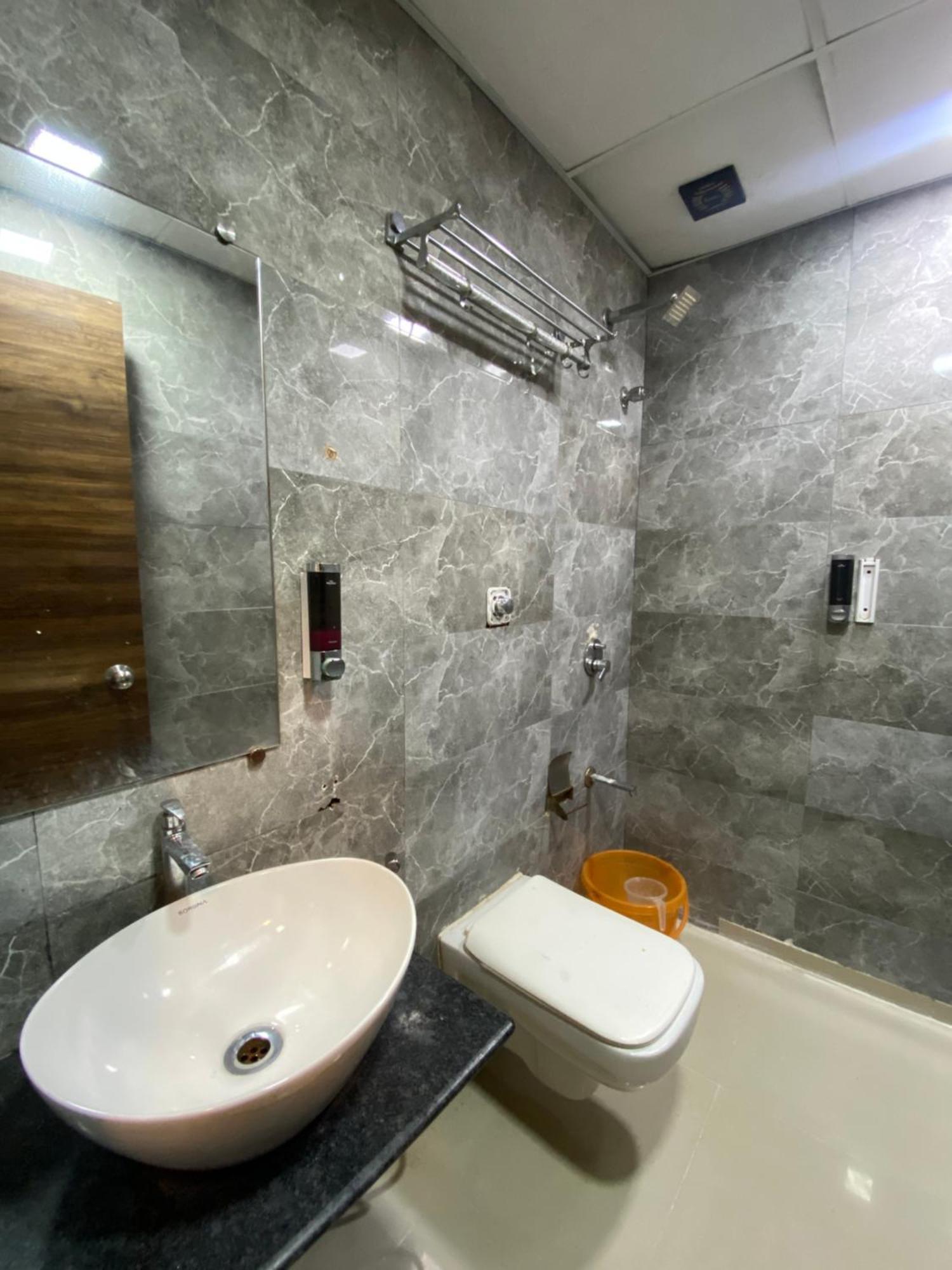 Hotel Blue Wellington - Near Mumbai Airport ภายนอก รูปภาพ