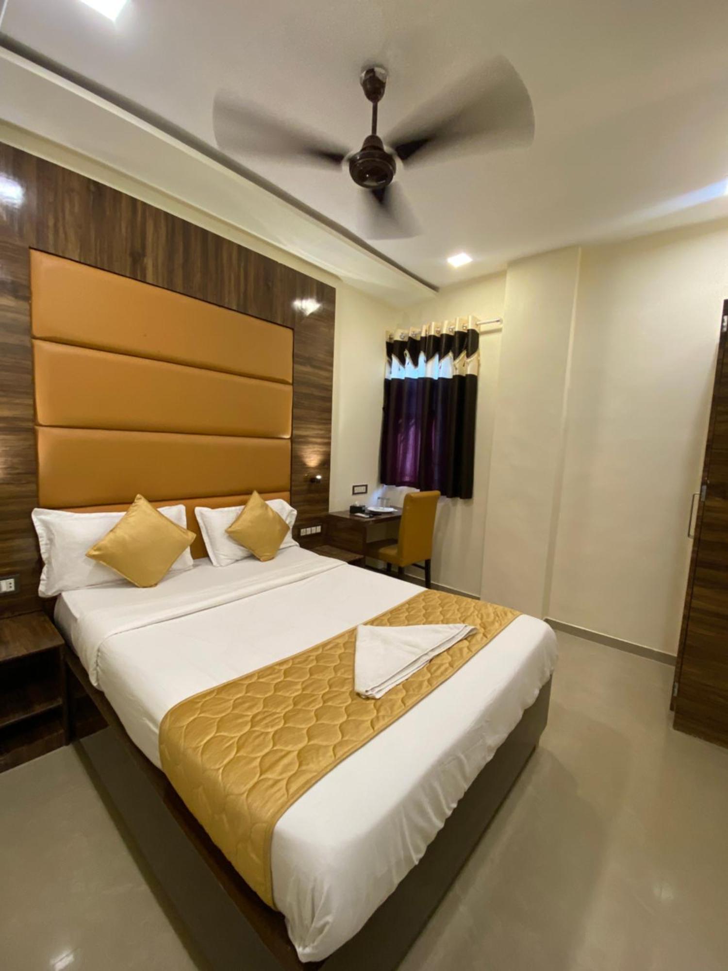 Hotel Blue Wellington - Near Mumbai Airport ภายนอก รูปภาพ