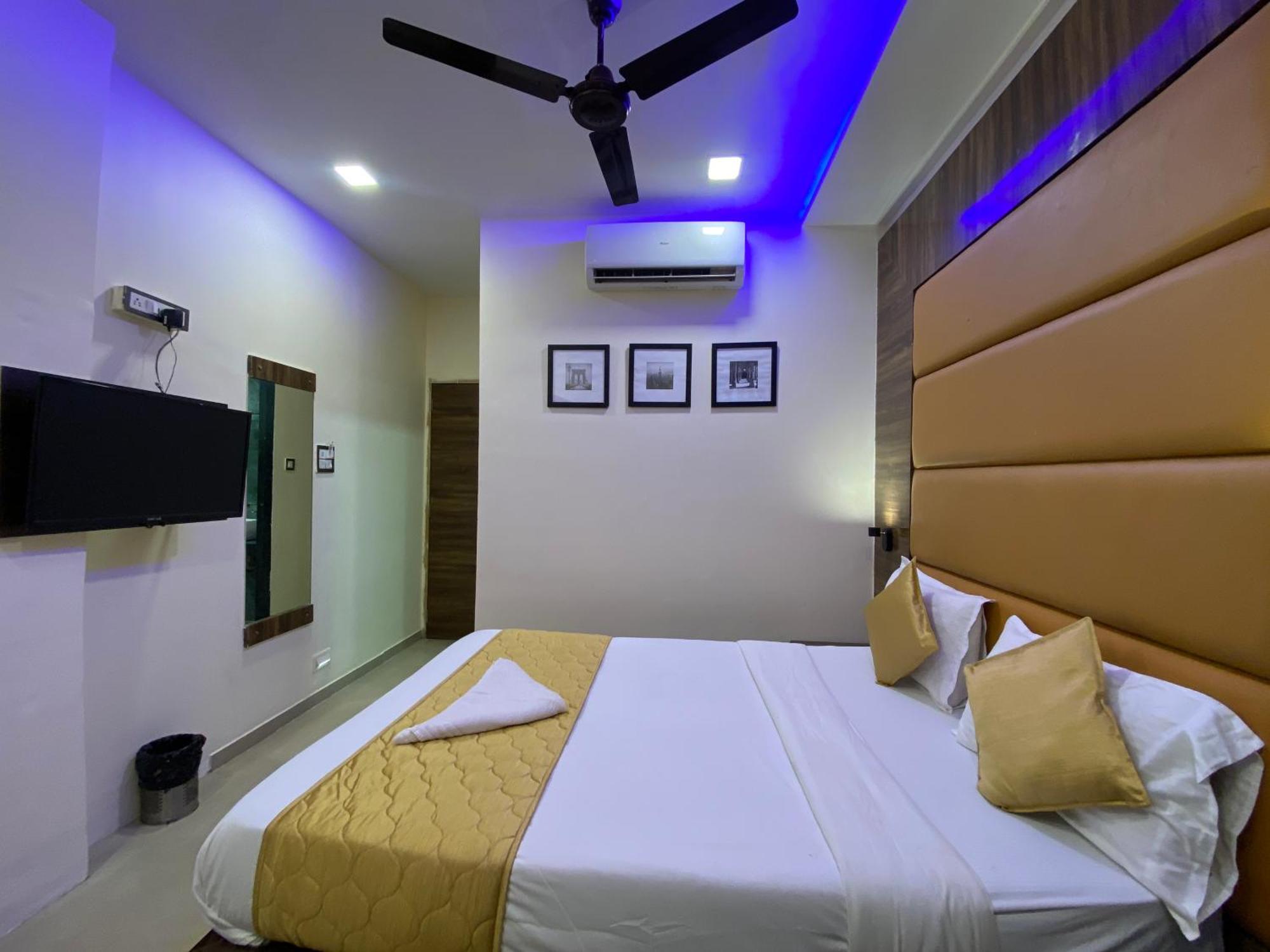 Hotel Blue Wellington - Near Mumbai Airport ภายนอก รูปภาพ