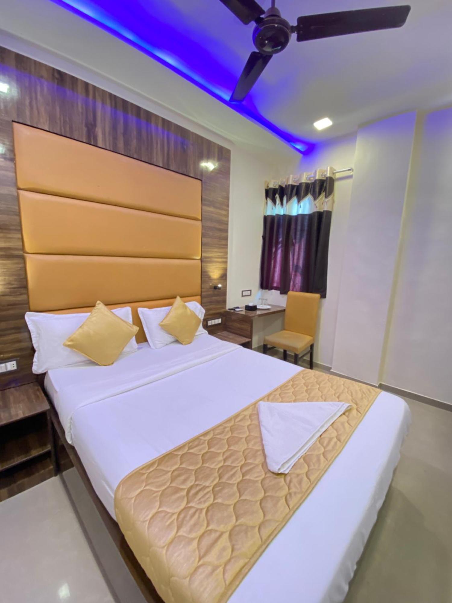 Hotel Blue Wellington - Near Mumbai Airport ภายนอก รูปภาพ