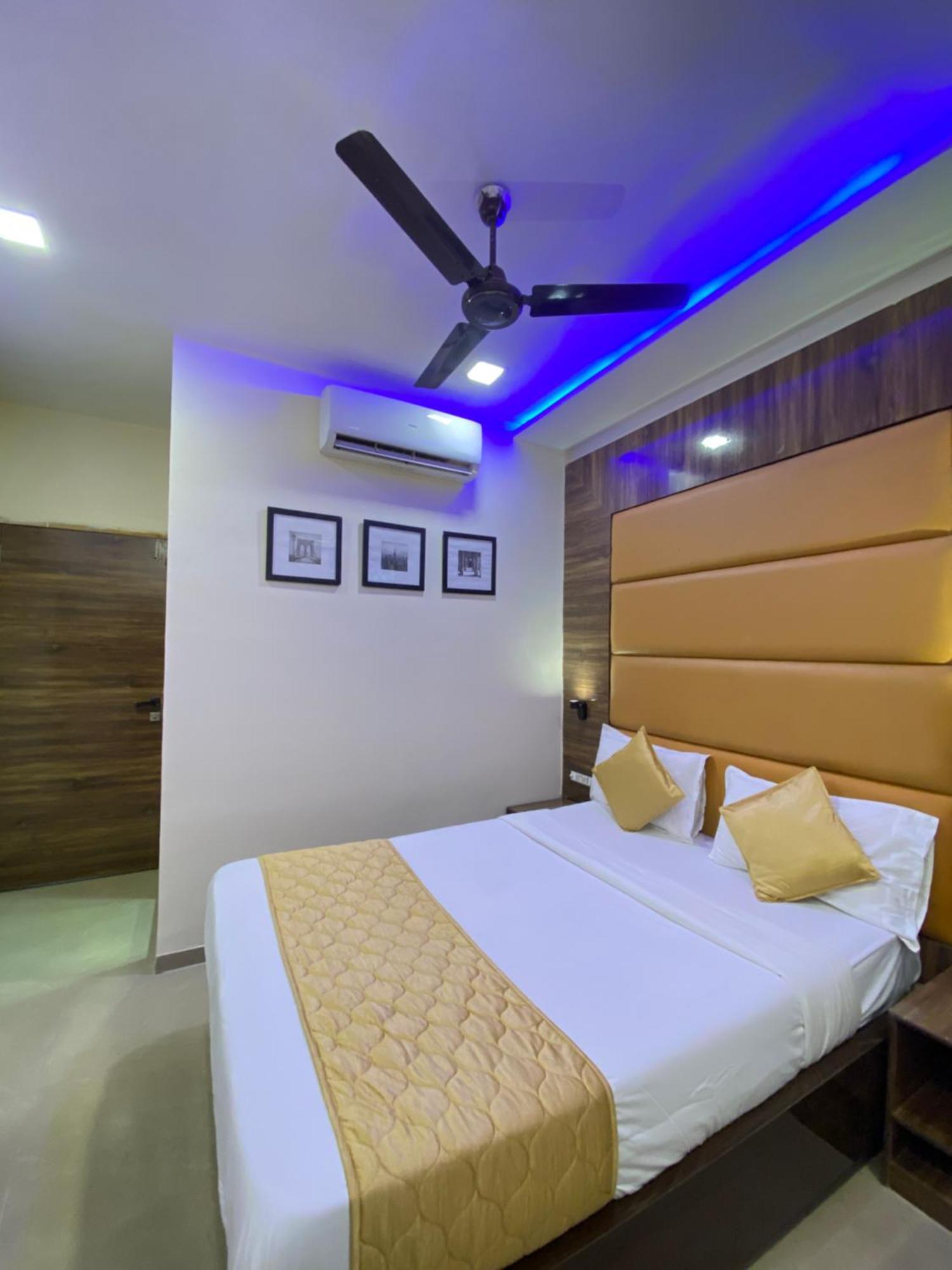 Hotel Blue Wellington - Near Mumbai Airport ภายนอก รูปภาพ