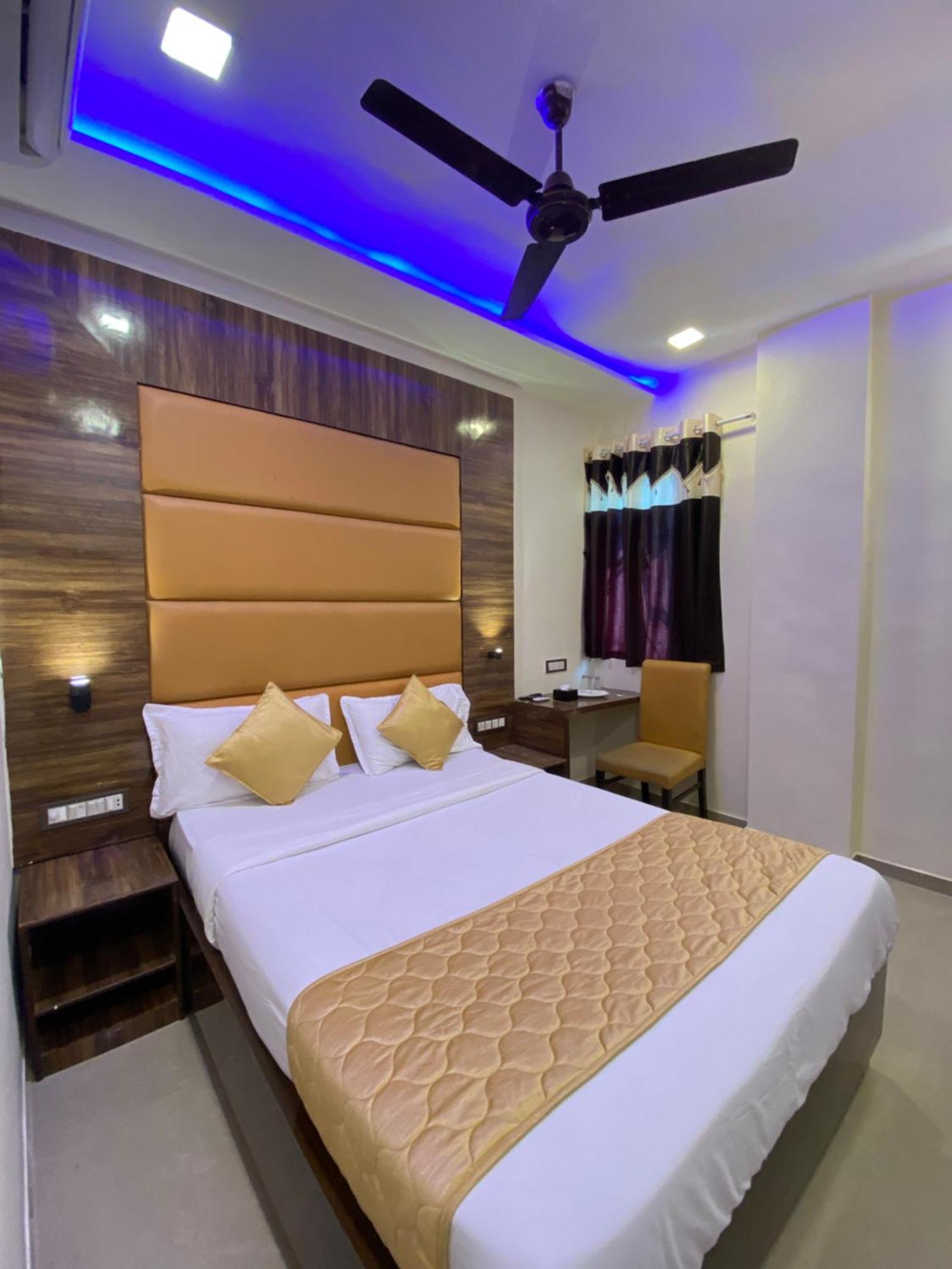 Hotel Blue Wellington - Near Mumbai Airport ภายนอก รูปภาพ