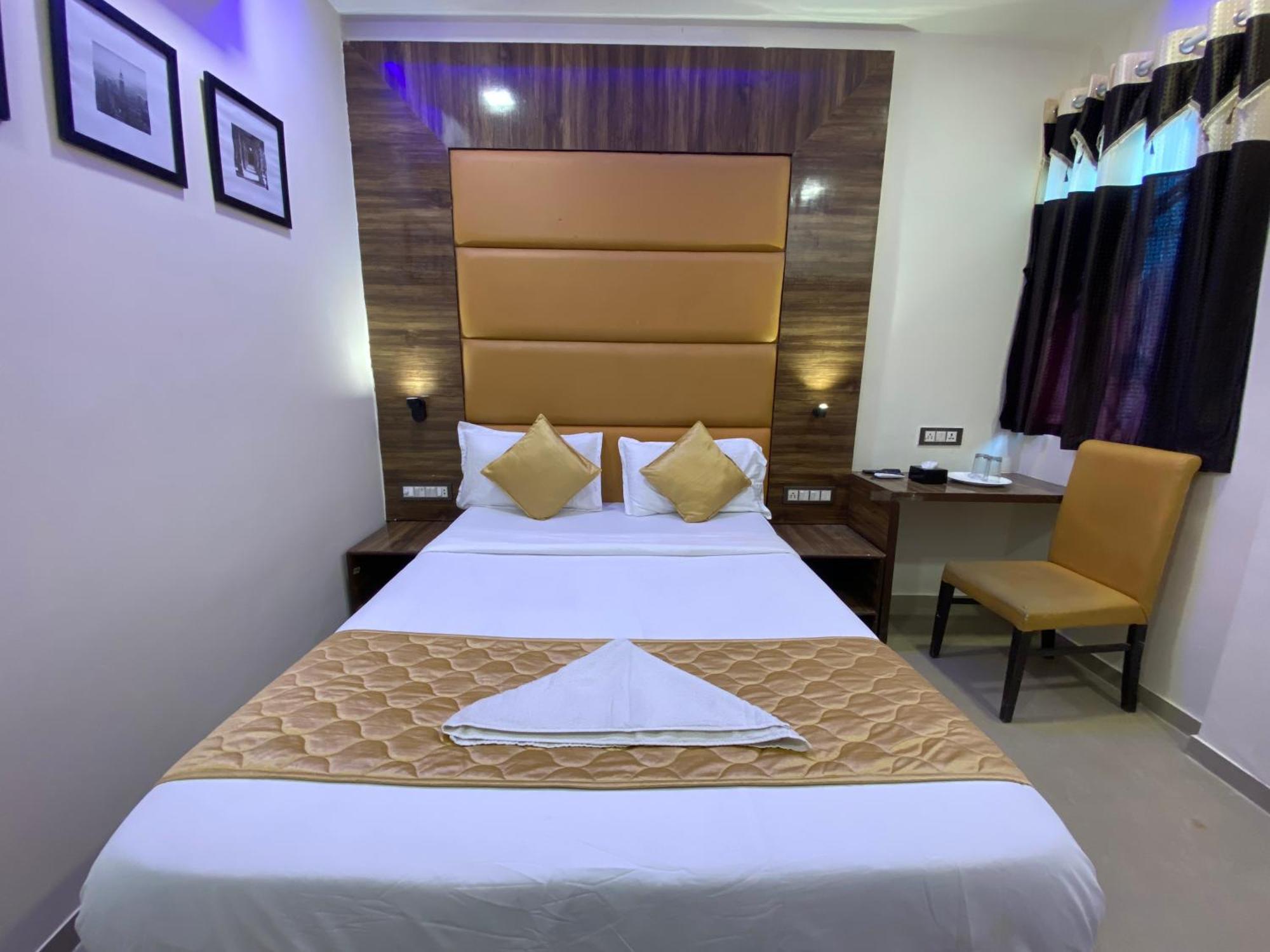 Hotel Blue Wellington - Near Mumbai Airport ภายนอก รูปภาพ