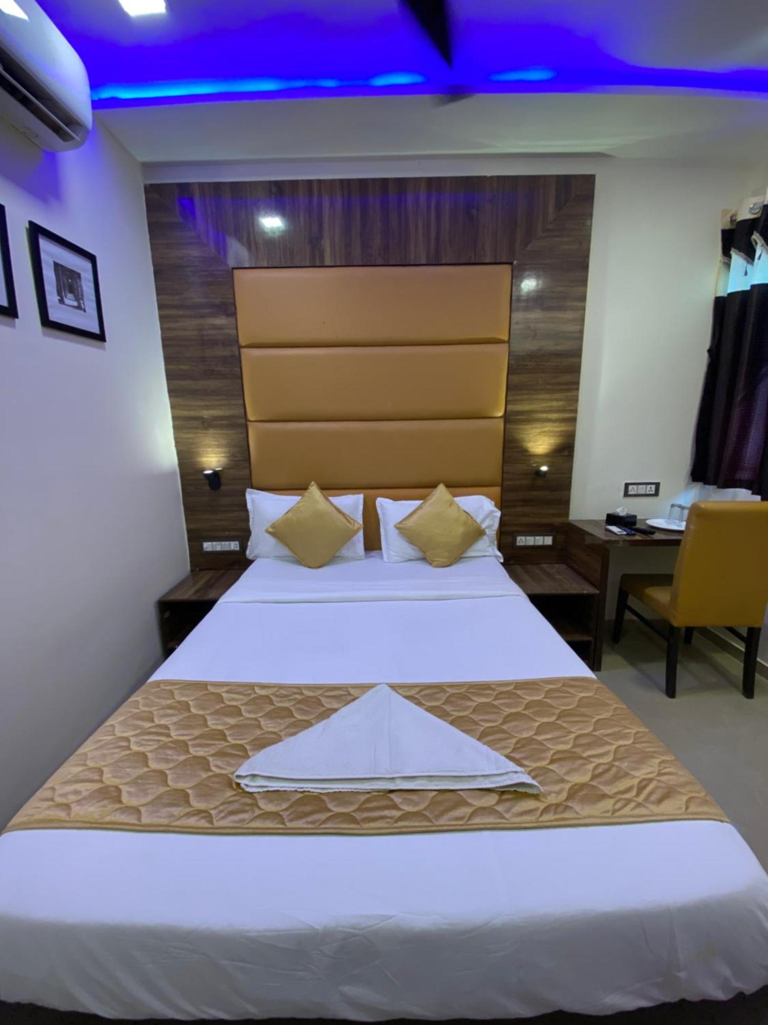Hotel Blue Wellington - Near Mumbai Airport ภายนอก รูปภาพ
