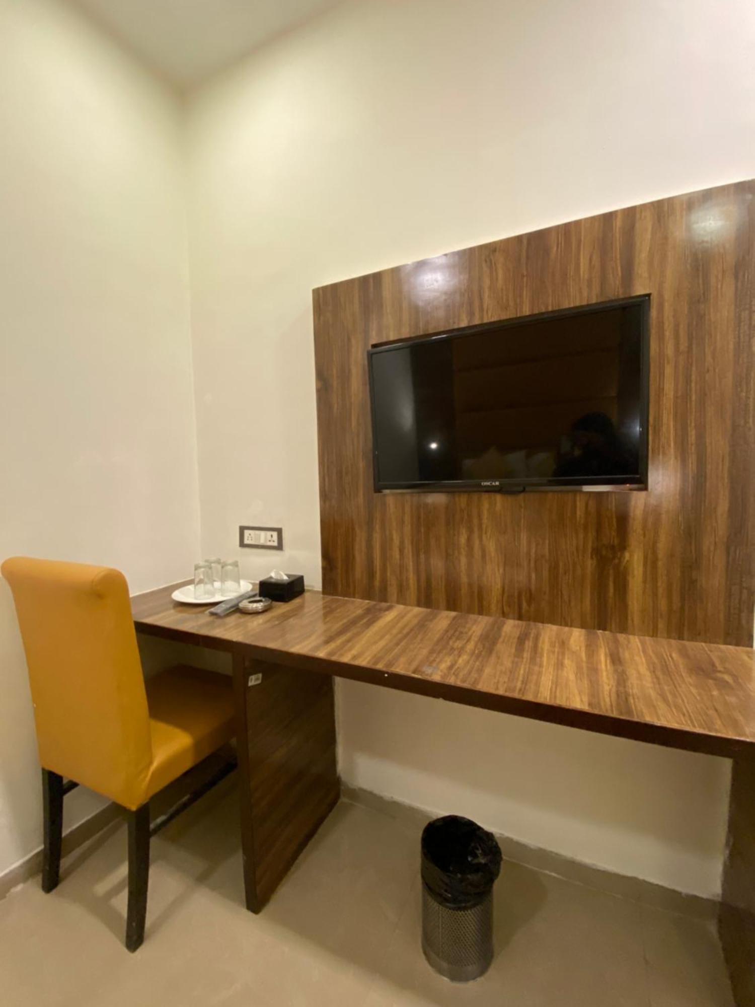 Hotel Blue Wellington - Near Mumbai Airport ภายนอก รูปภาพ
