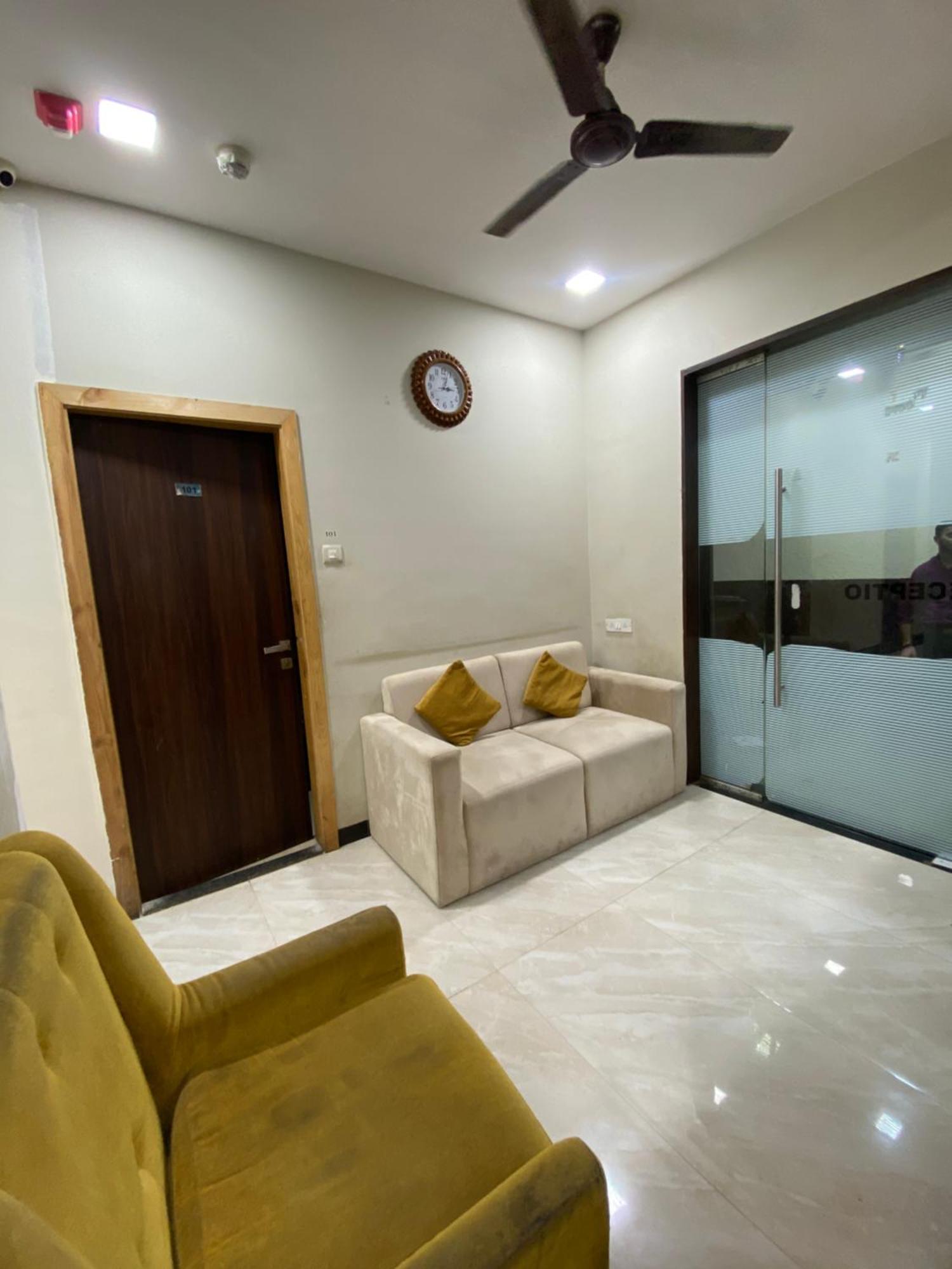 Hotel Blue Wellington - Near Mumbai Airport ภายนอก รูปภาพ