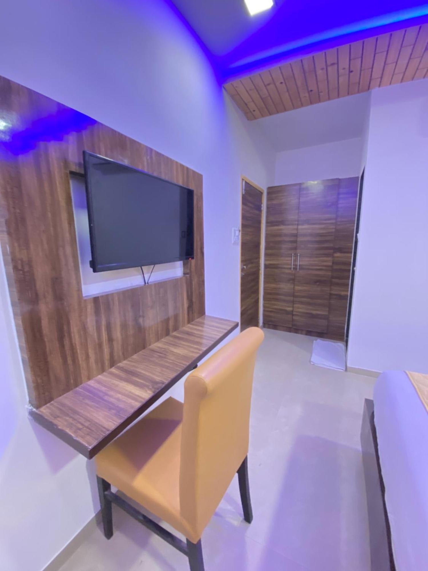 Hotel Blue Wellington - Near Mumbai Airport ภายนอก รูปภาพ