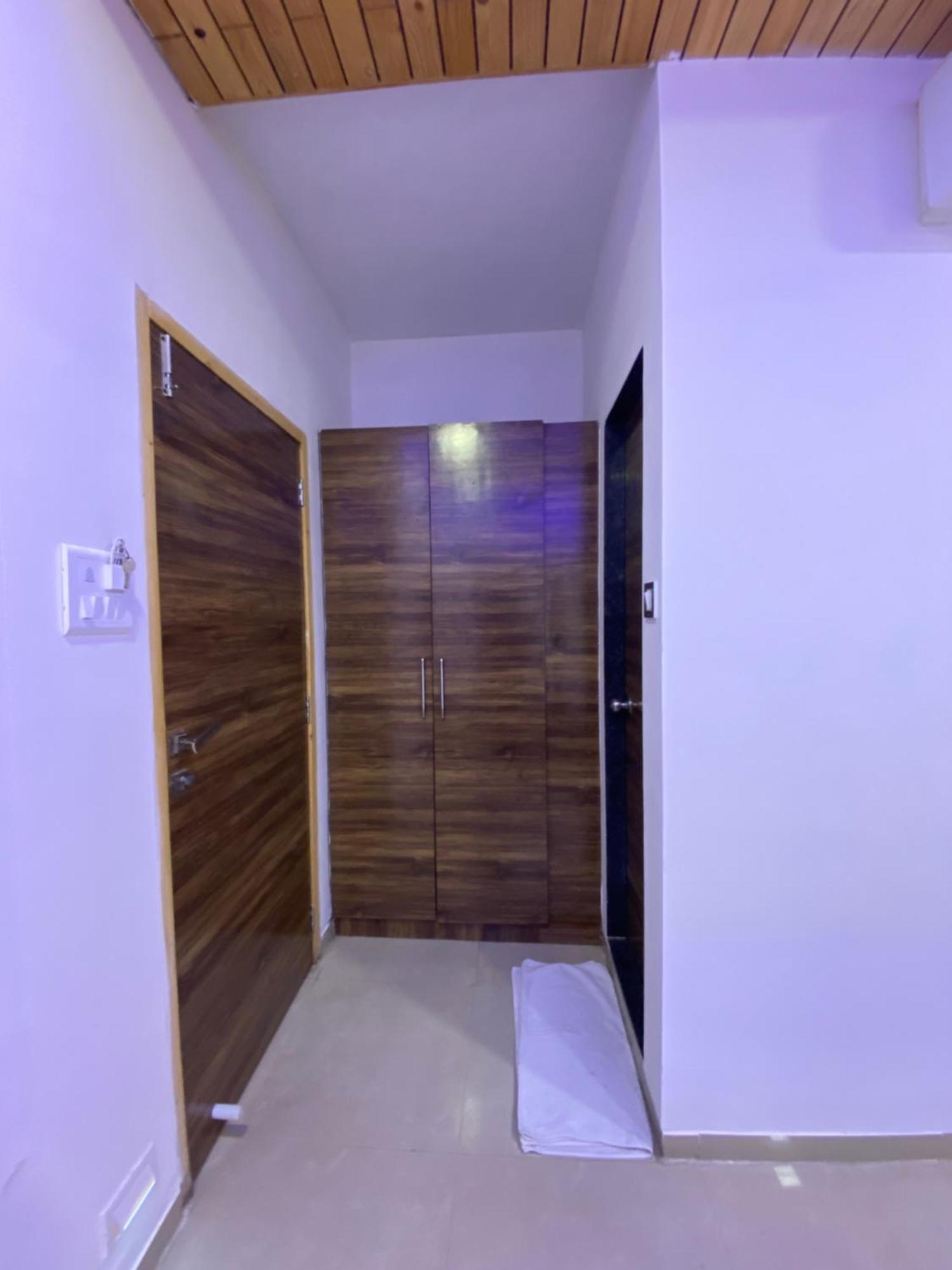 Hotel Blue Wellington - Near Mumbai Airport ภายนอก รูปภาพ