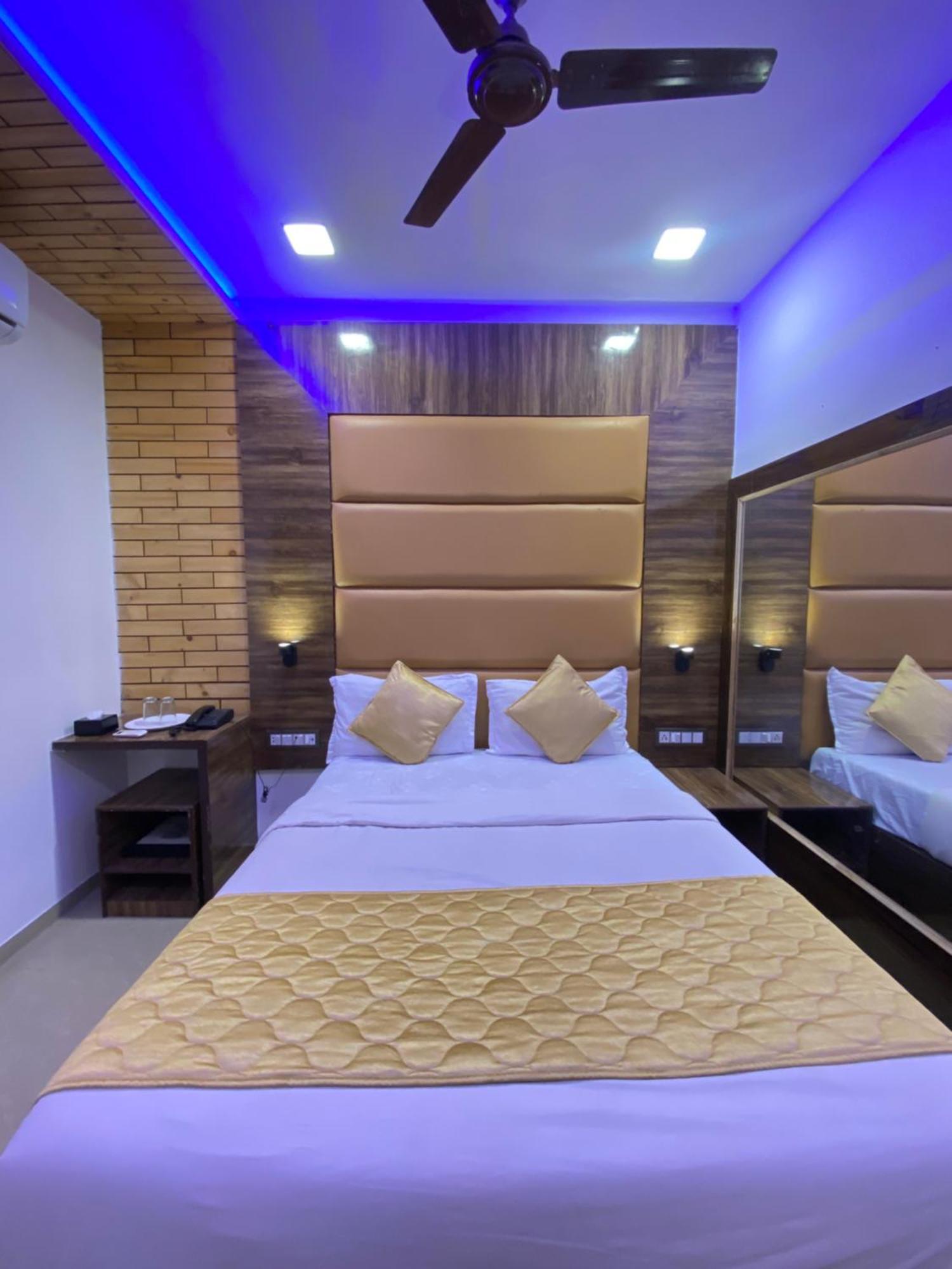 Hotel Blue Wellington - Near Mumbai Airport ภายนอก รูปภาพ