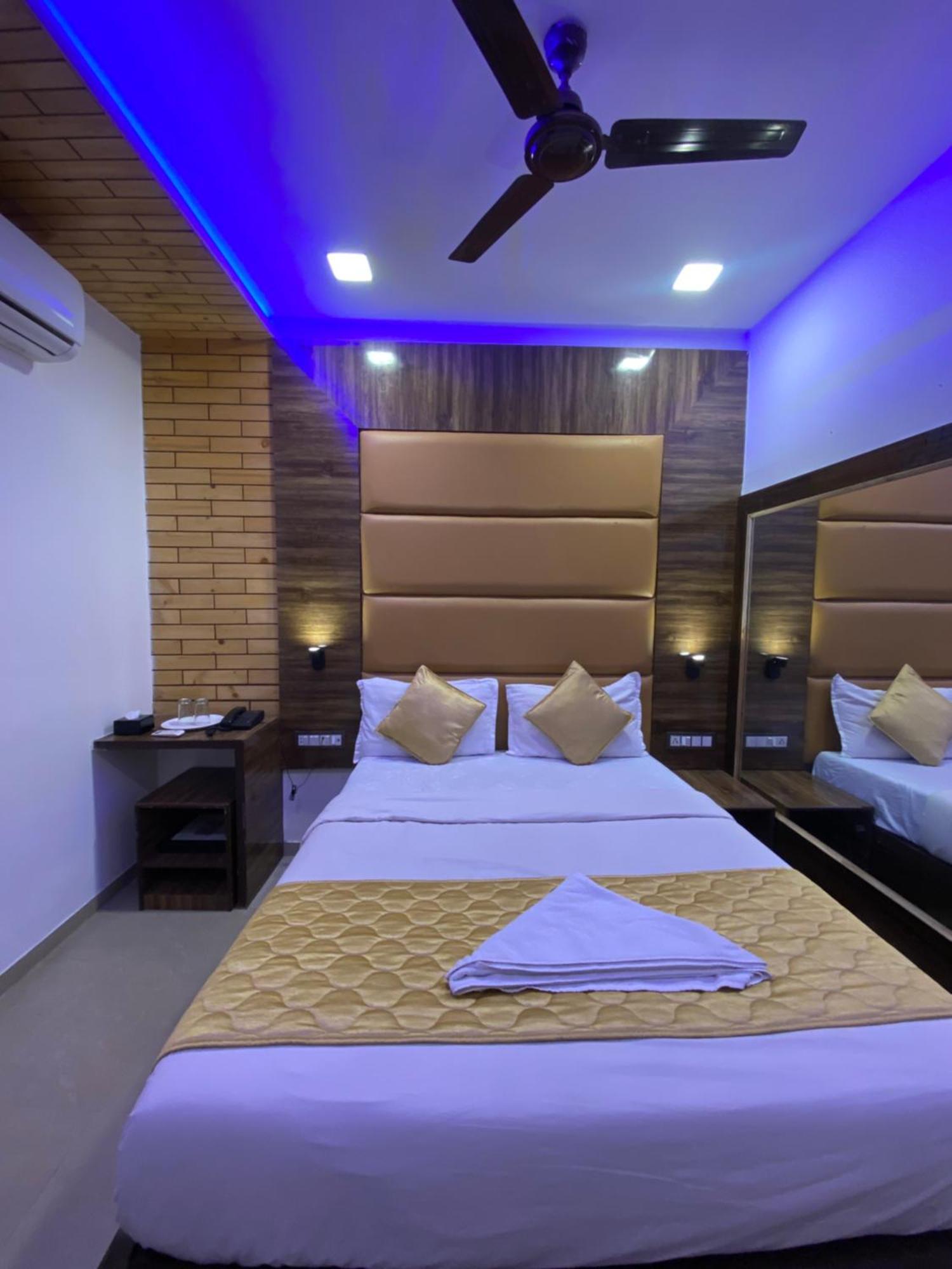 Hotel Blue Wellington - Near Mumbai Airport ภายนอก รูปภาพ
