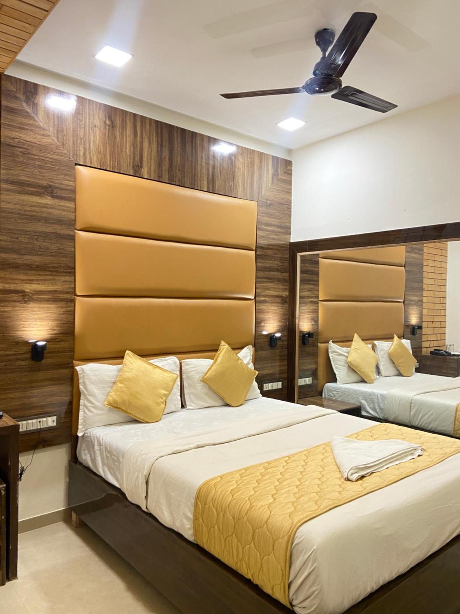 Hotel Blue Wellington - Near Mumbai Airport ภายนอก รูปภาพ